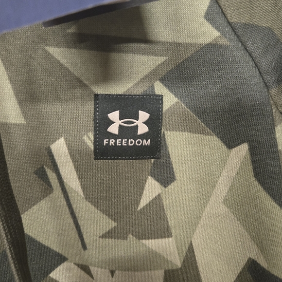 Brand new Under Armour sweatshirt - Picture 3 of 4